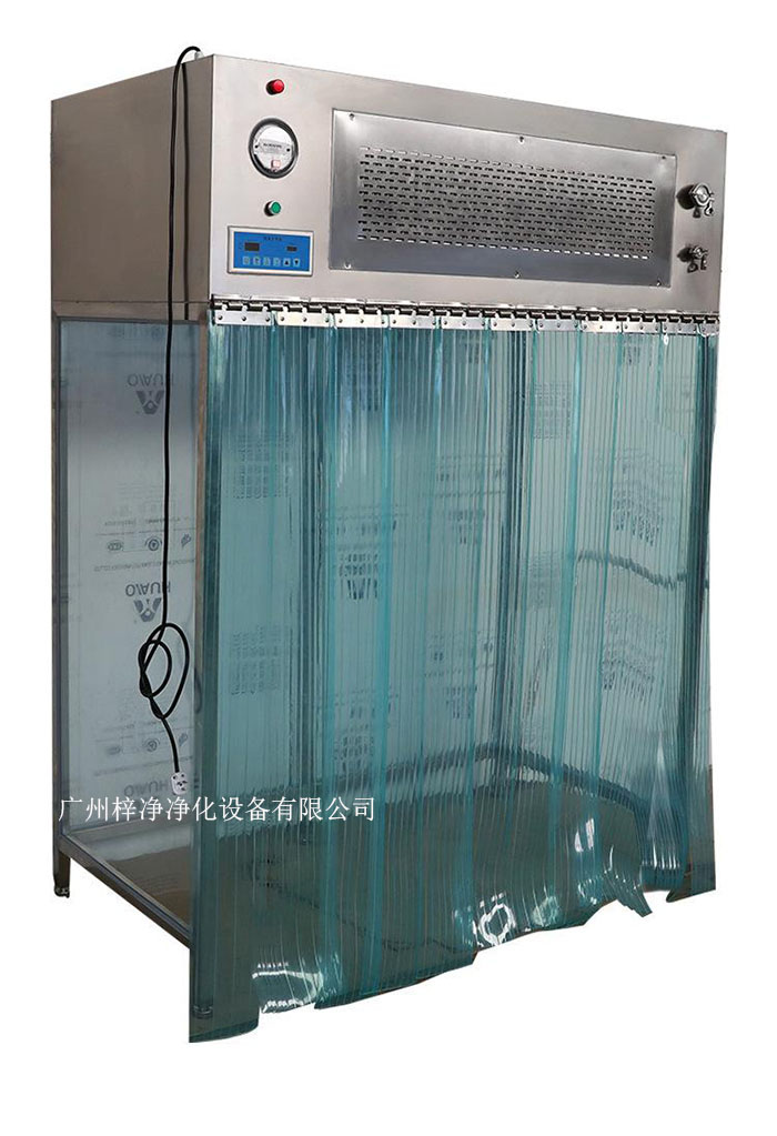 百級(jí)潔凈層流罩它主要由箱體、風(fēng)機(jī)、初效空氣過(guò)濾器、高效空氣過(guò)濾器、阻尼層、燈具等組成。