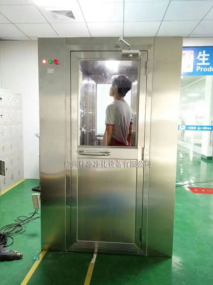操作前應(yīng)檢查風(fēng)淋室各部件是否完好，包括門體、噴嘴、風(fēng)機、照明等。
