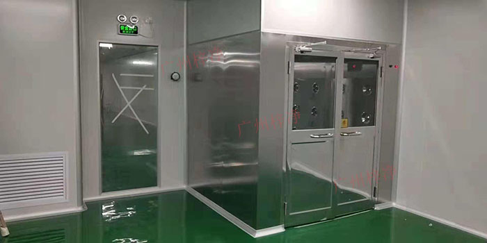對于風(fēng)淋室，通常安裝在人員進出潔凈室的主要通道上