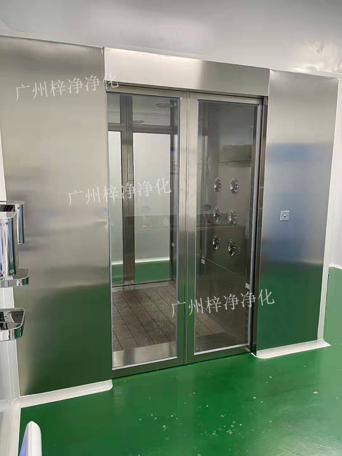 對于貨淋室，則通常位于物料進入潔凈室的位置
