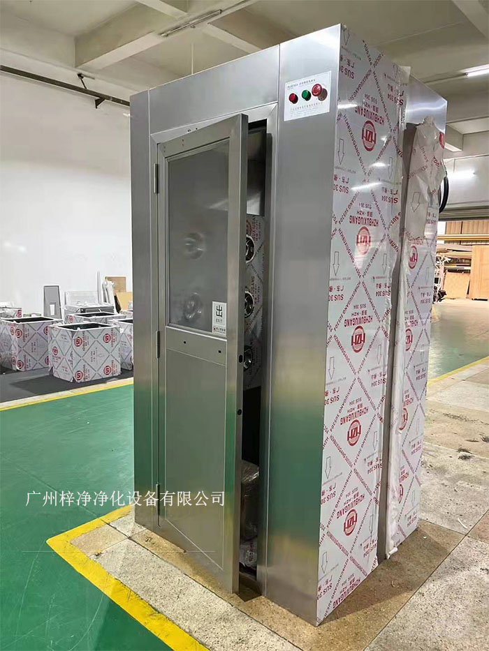在安裝全不銹鋼風(fēng)淋室通道之前，首先需確定全不銹鋼風(fēng)淋室位置